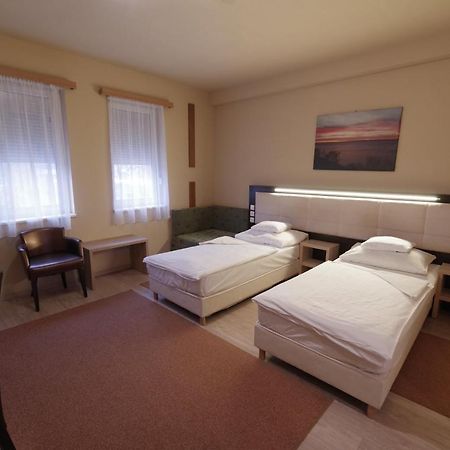 Hotel Vadaszkuert Superior İstolni Belgrad Dış mekan fotoğraf