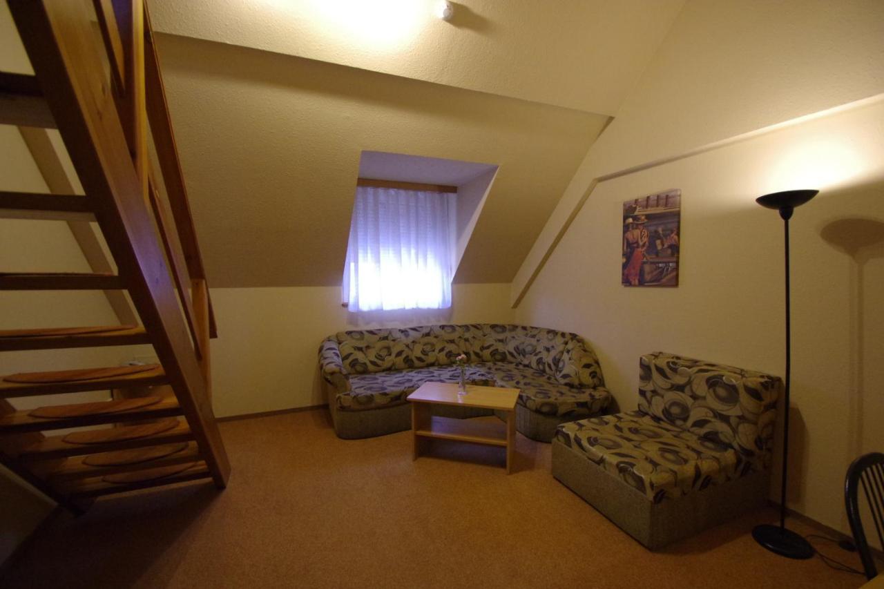 Hotel Vadaszkuert Superior İstolni Belgrad Dış mekan fotoğraf