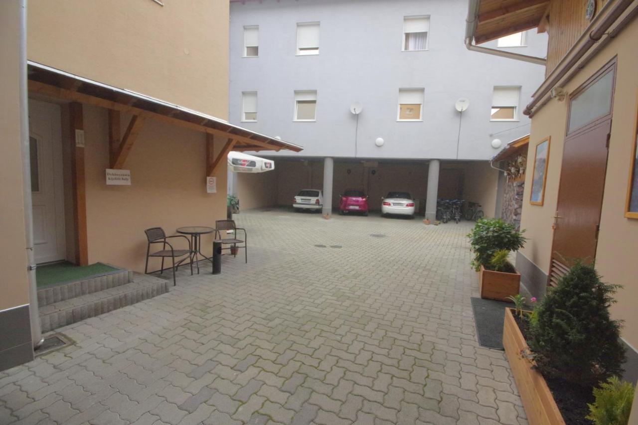 Hotel Vadaszkuert Superior İstolni Belgrad Dış mekan fotoğraf