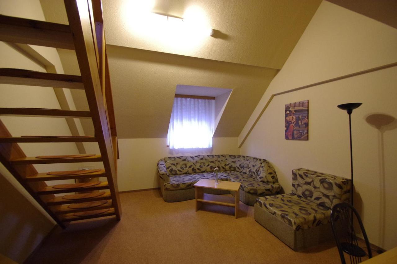 Hotel Vadaszkuert Superior İstolni Belgrad Dış mekan fotoğraf