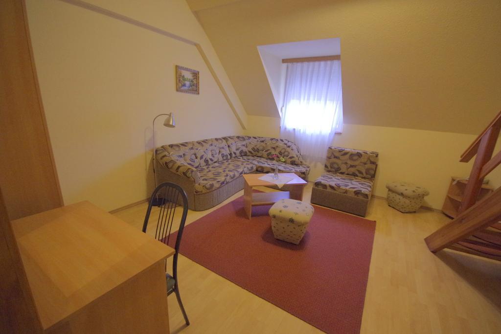 Hotel Vadaszkuert Superior İstolni Belgrad Oda fotoğraf