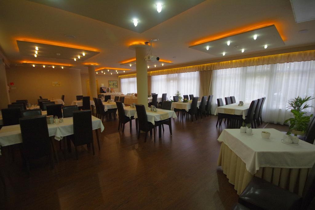 Hotel Vadaszkuert Superior İstolni Belgrad Dış mekan fotoğraf