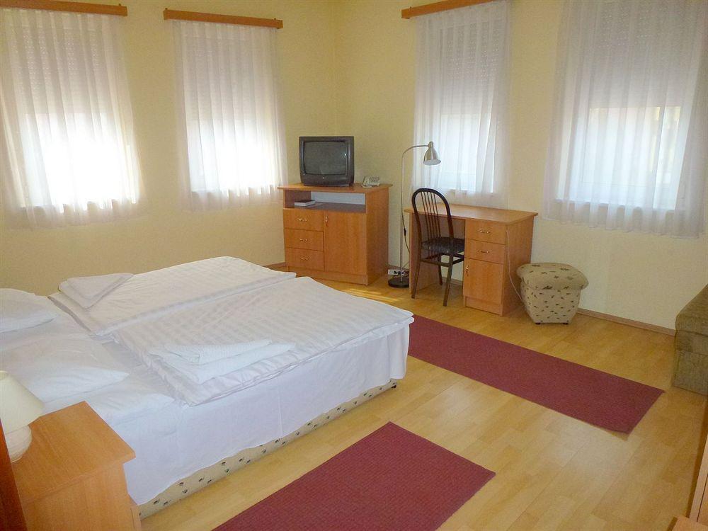 Hotel Vadaszkuert Superior İstolni Belgrad Dış mekan fotoğraf