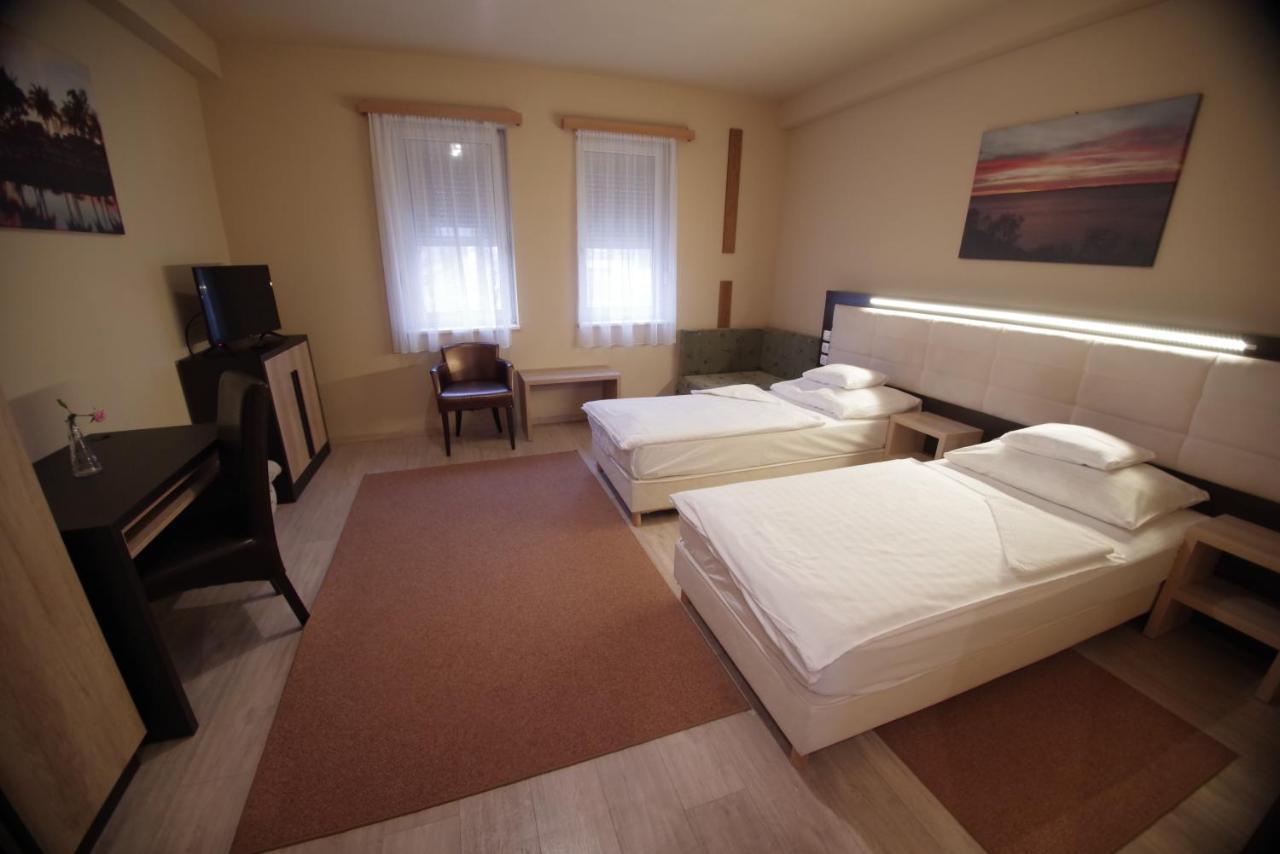 Hotel Vadaszkuert Superior İstolni Belgrad Dış mekan fotoğraf