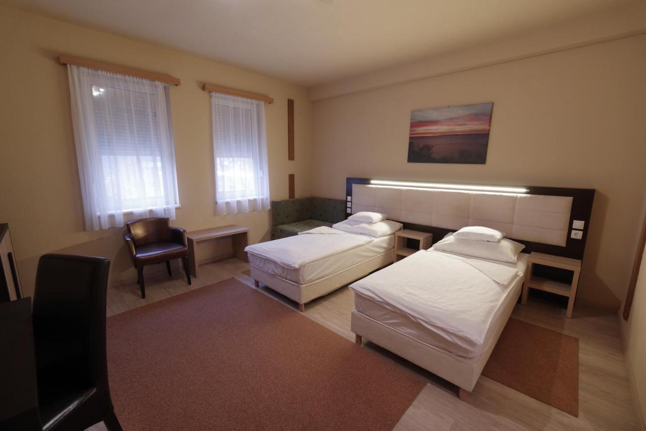 Hotel Vadaszkuert Superior İstolni Belgrad Dış mekan fotoğraf