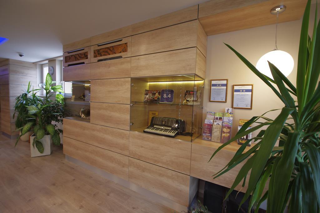 Hotel Vadaszkuert Superior İstolni Belgrad Dış mekan fotoğraf
