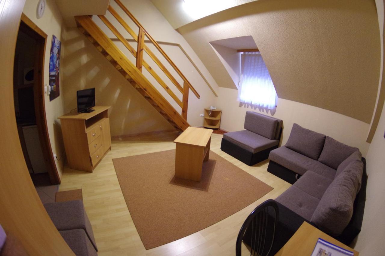 Hotel Vadaszkuert Superior İstolni Belgrad Dış mekan fotoğraf