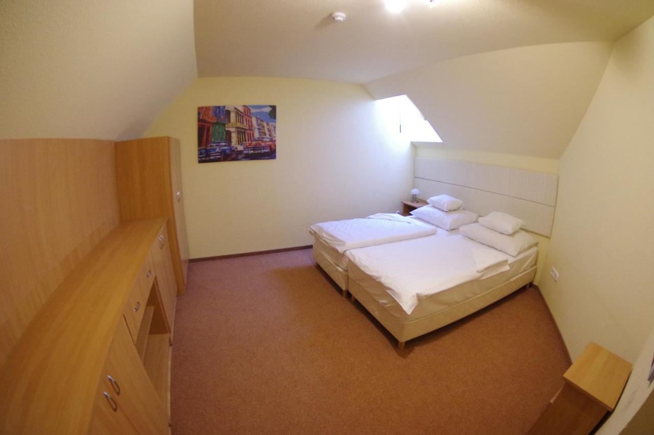 Hotel Vadaszkuert Superior İstolni Belgrad Dış mekan fotoğraf