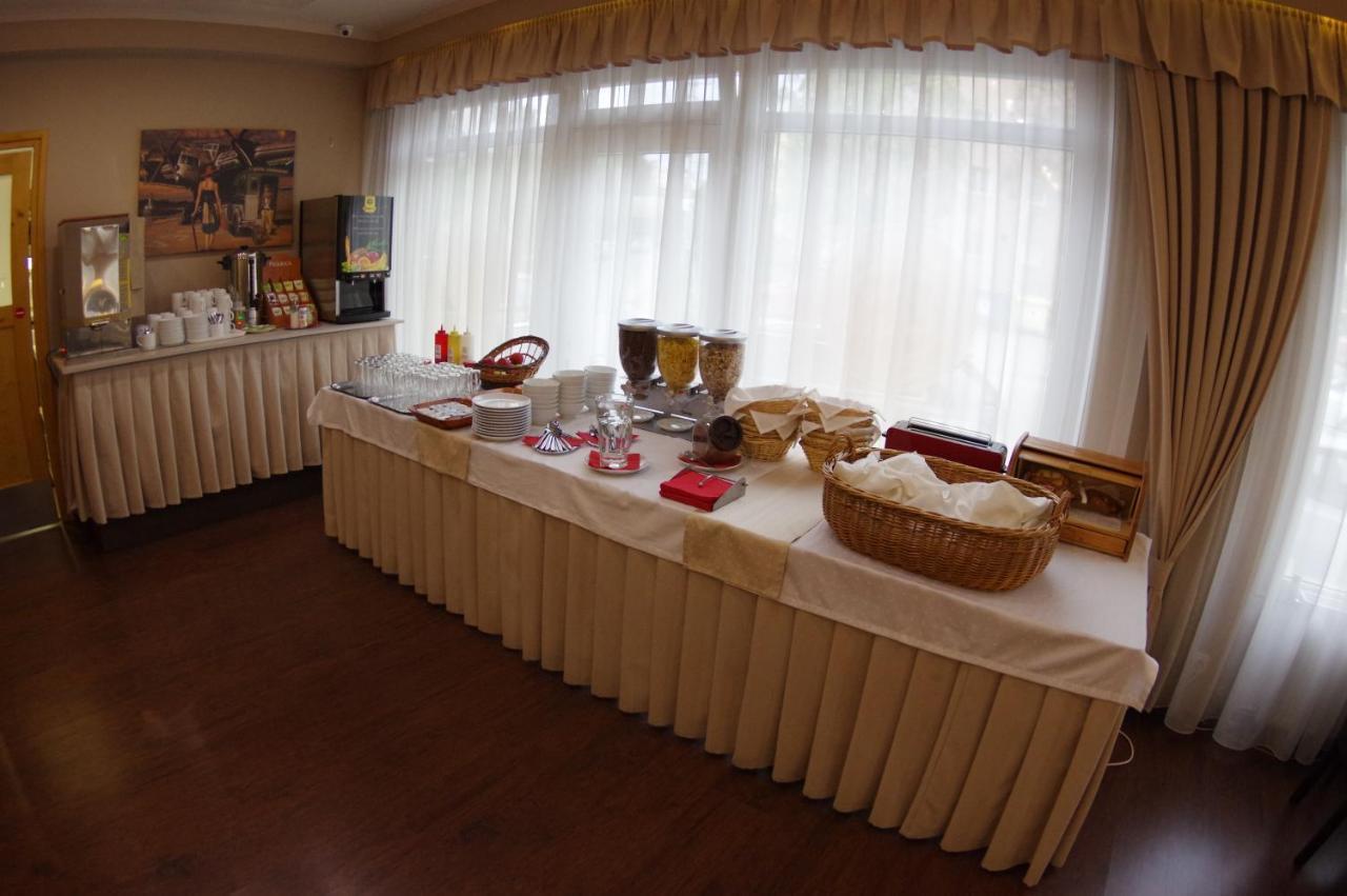 Hotel Vadaszkuert Superior İstolni Belgrad Dış mekan fotoğraf