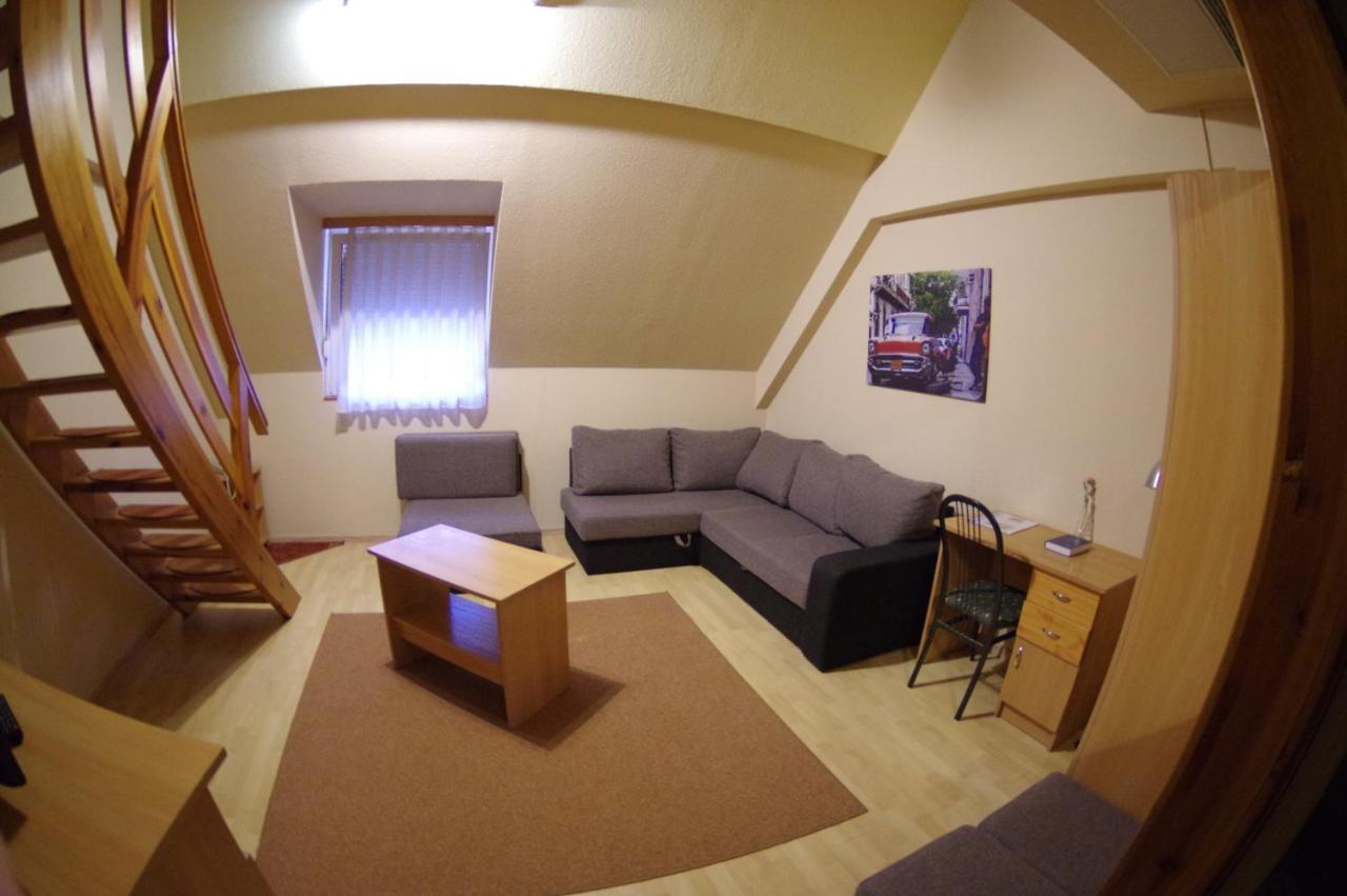 Hotel Vadaszkuert Superior İstolni Belgrad Dış mekan fotoğraf